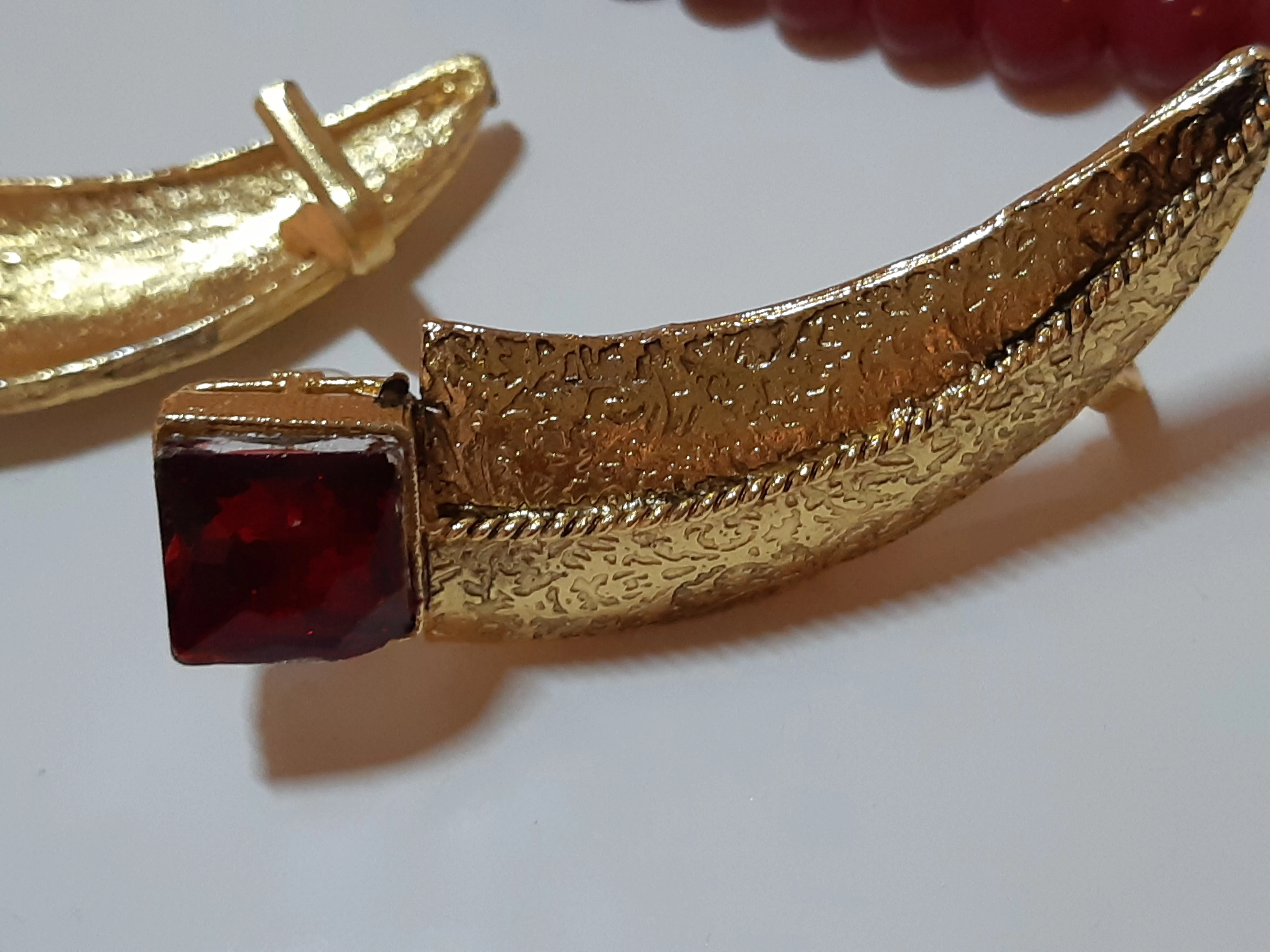 Egyptian Style polkie studded necklace set with maroon pearls